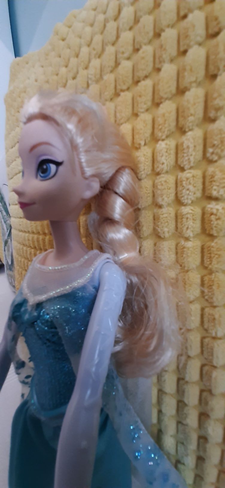 2 bonecas Elsa, uma delas canta