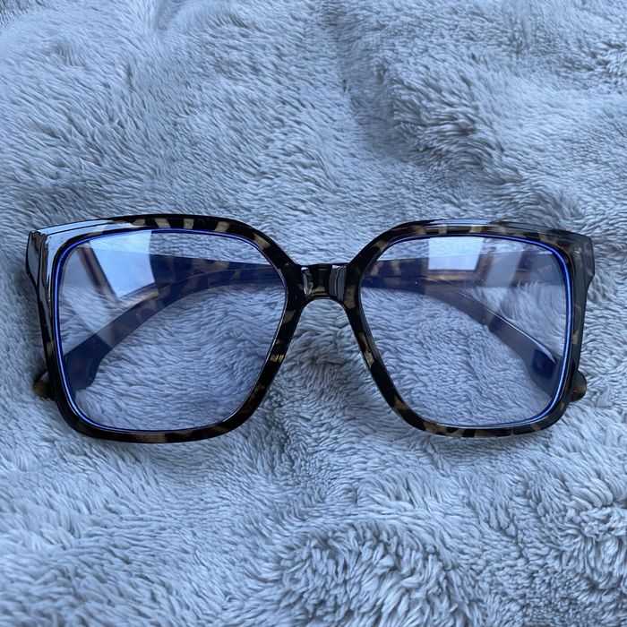 Stylowe okulary damskie z dużymi szkłami, zerówki