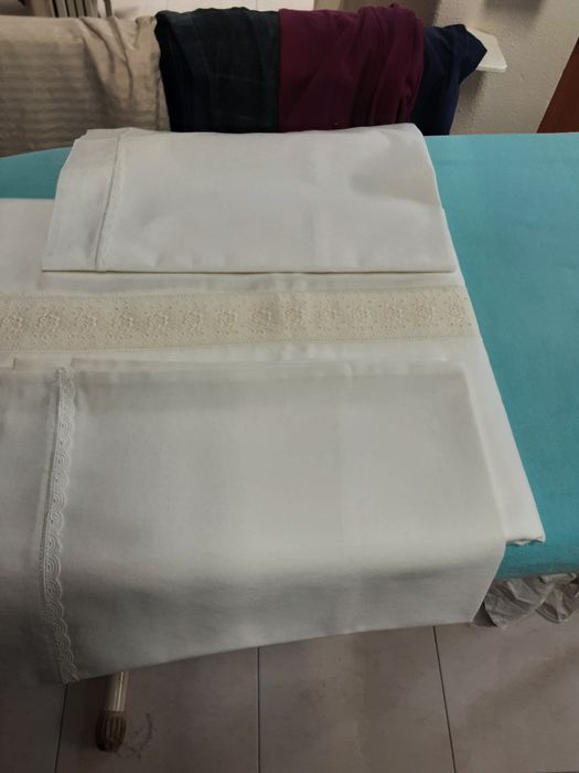 Lençóis brancos em algodão  cama de casal antiga