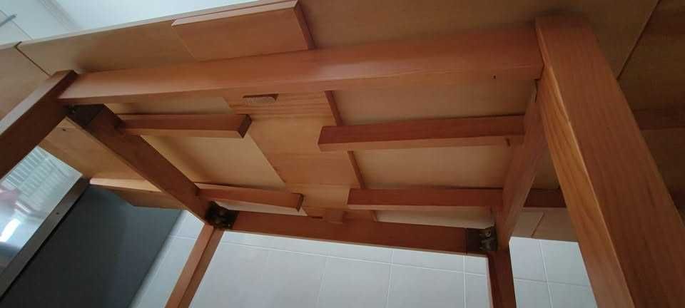 Mesa em Pinho Maciço - para Cozinha/Sala