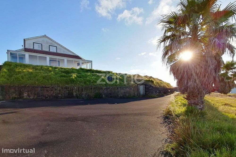 Moradia T3 + Casa de Apoio T2, com Vista Mar e Piscina nos Mosteiros