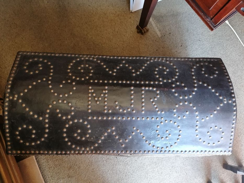 Arca antiga forrada a pele