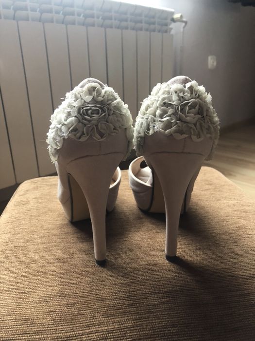 Beżowe szpilki Karen, zamszowe szpilki nude, buty na wesele