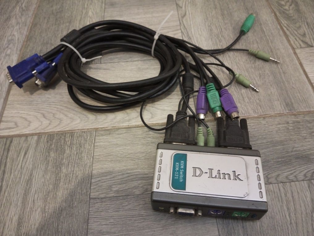 KVM-121 D-link (2-портовий перемикач з портами VGA, PS/2 та аудіо).