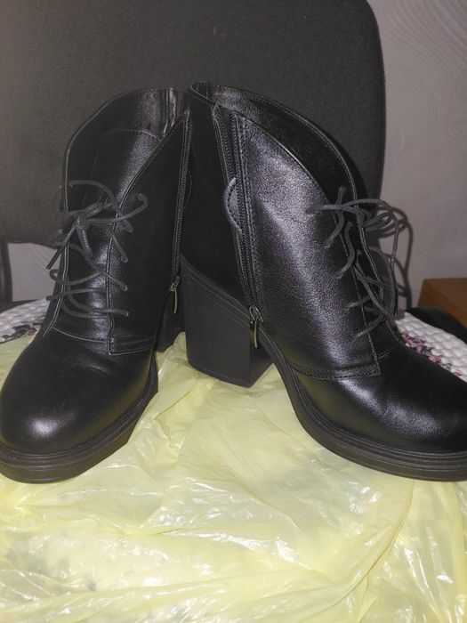 Чорні шкіряні черевики, 38 розмір