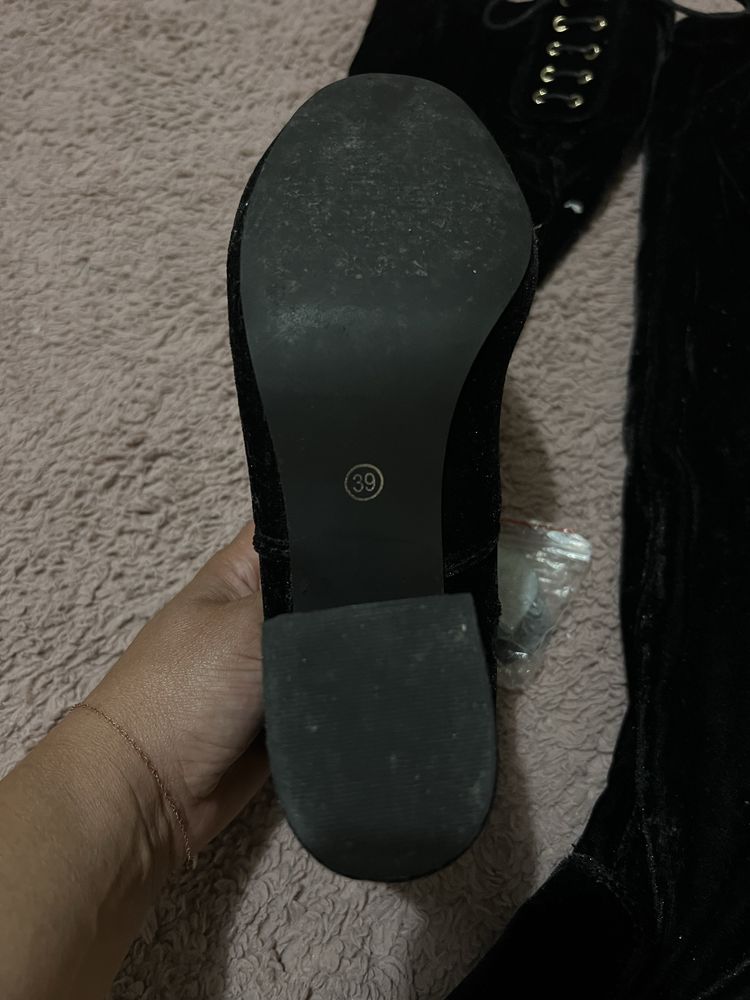 Bota cano alto em veludo.