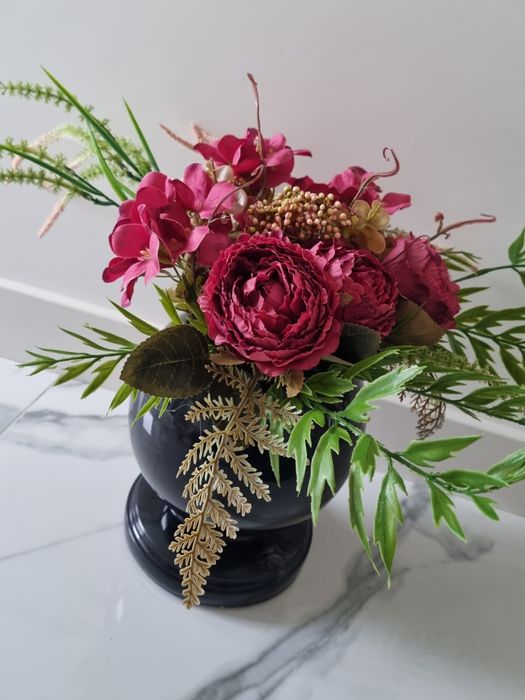 Czarny wazon na groby lakierowany kula