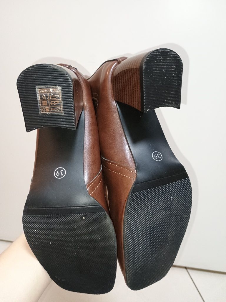 Botki wysokie carmel r 39 25,5 cm beż brąz na obcasie ze skarpetą