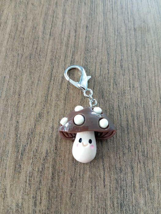 Brelok, zawieszka z brązowym grzybkiem