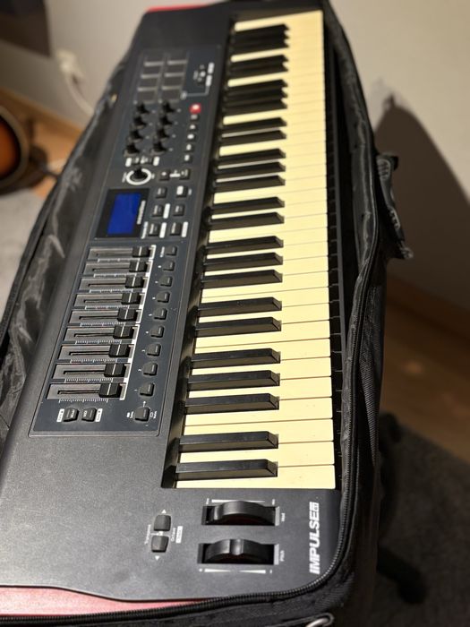 Teclado controlador novation impulse 61(Com teclas a falhar)