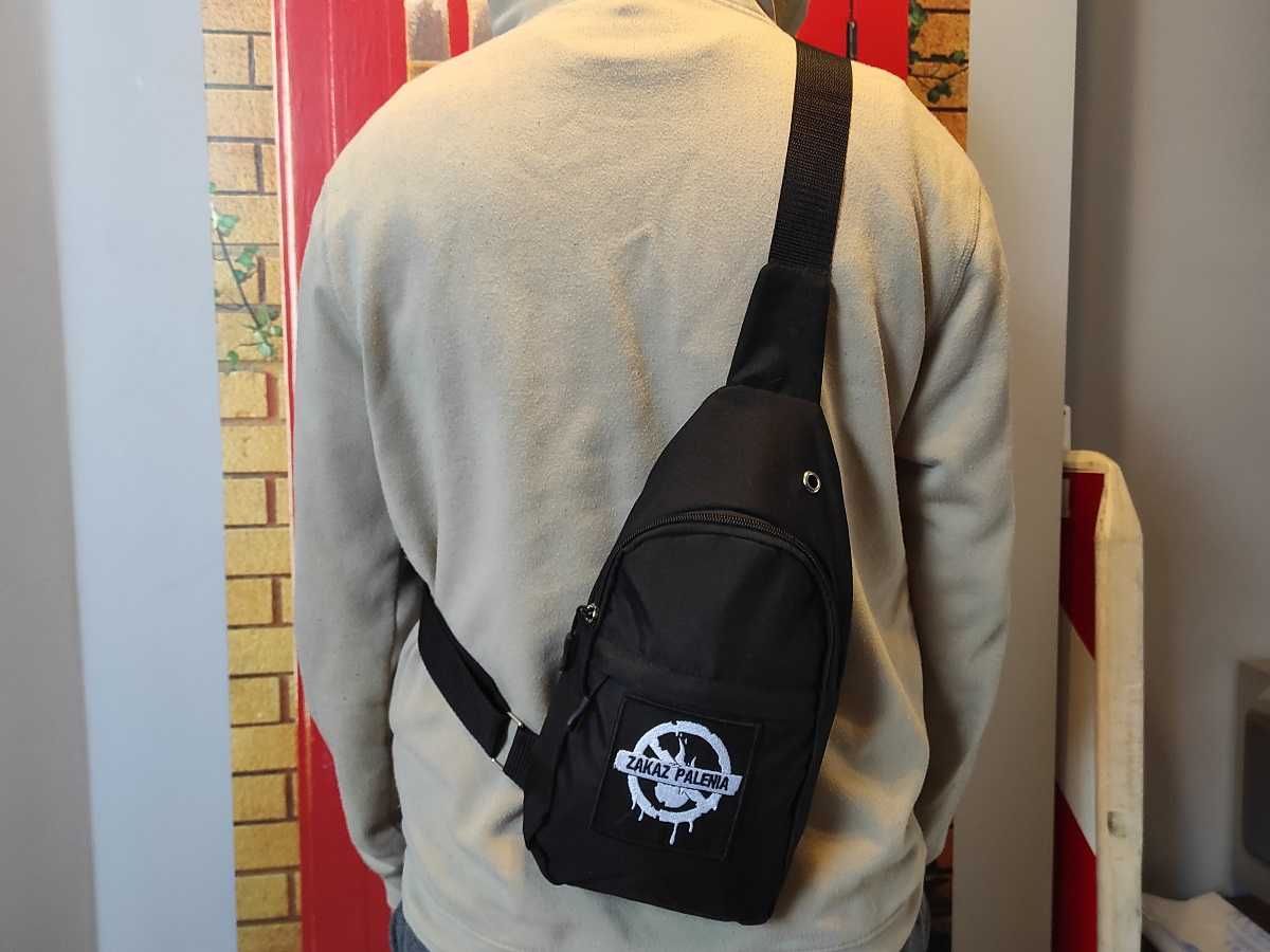 Plecak na jedno ramię z logo zespołu Zakaz Palenia