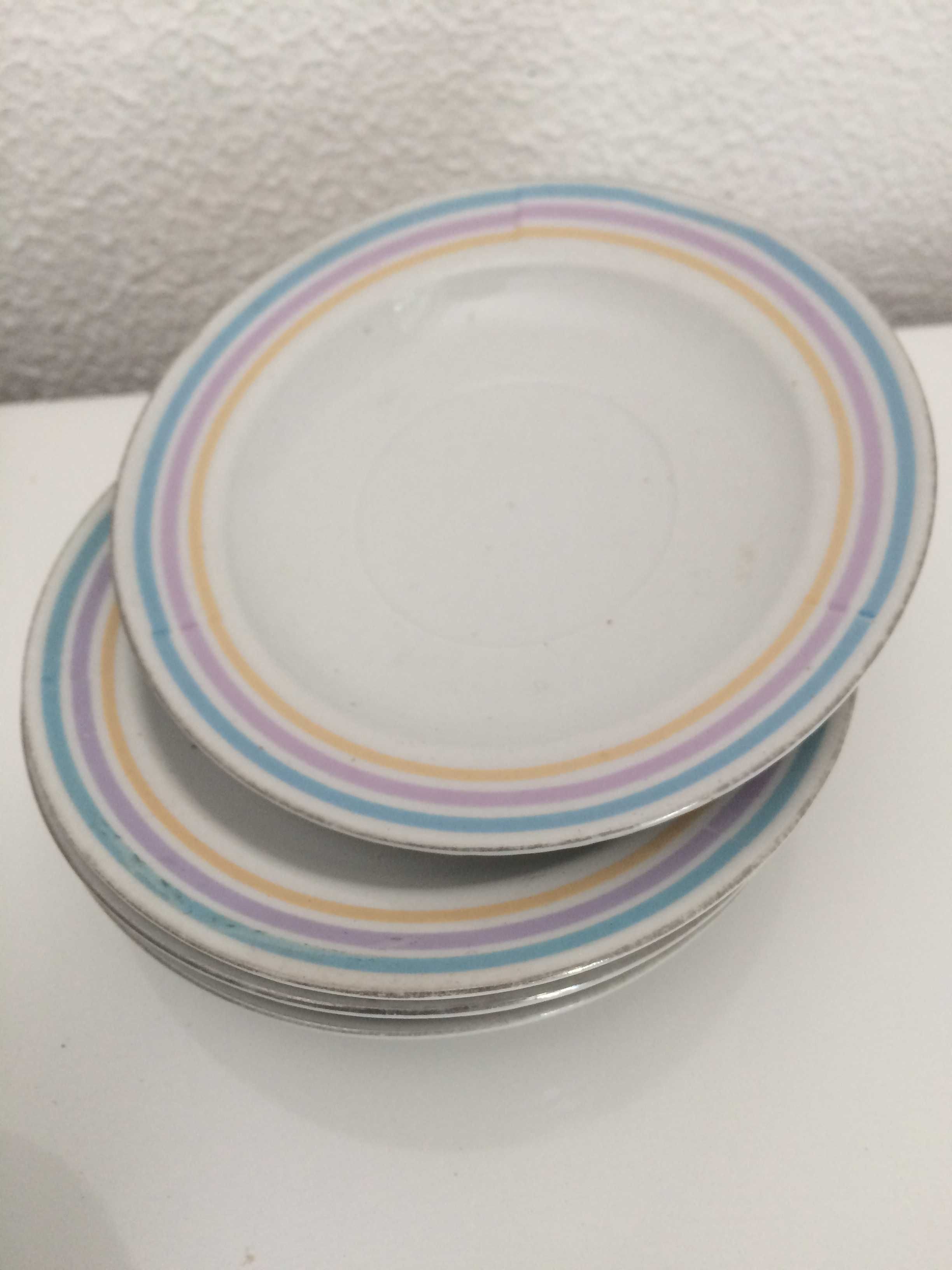 Diversos pires e louça decorativa
