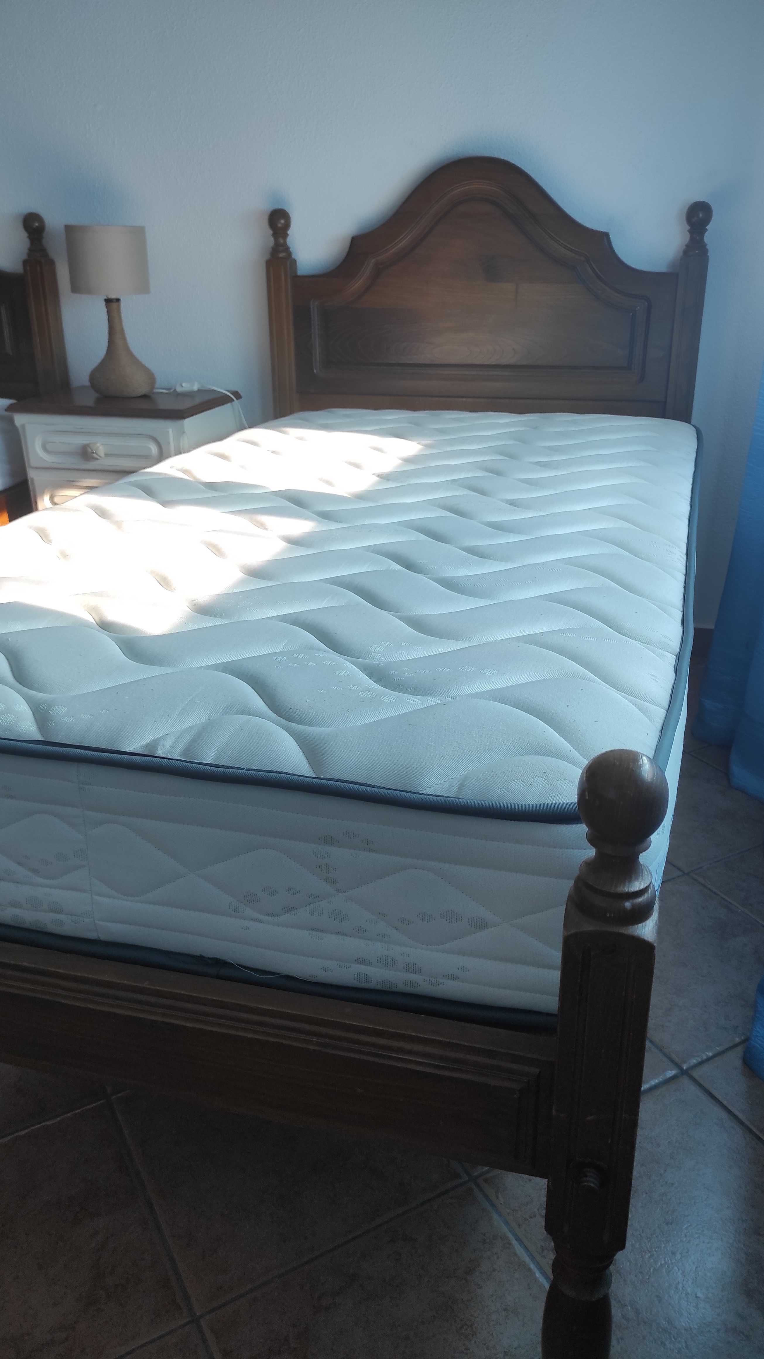 Cama individual e mesa de cabeceiraem madeira maçica