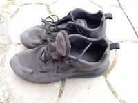 Фірмові кросівки 44 розмір сірого кольору в гарному стані