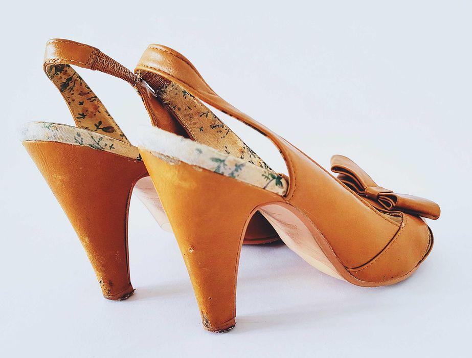Karmelowe skórzane sandały czółenka szpilki Stradivarius 37