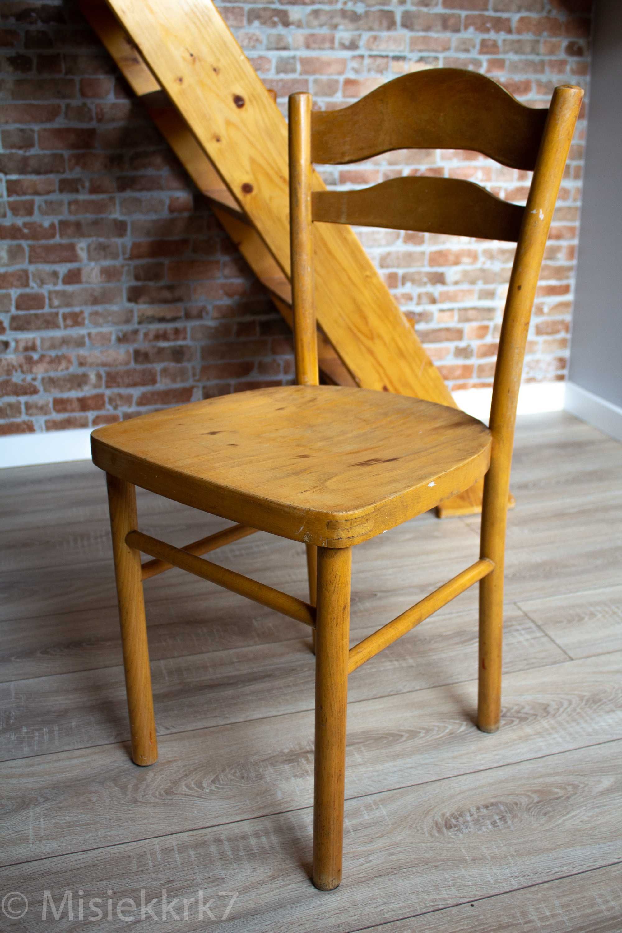 Krzesło rodem z PRL z drewna bukowego do renowacji