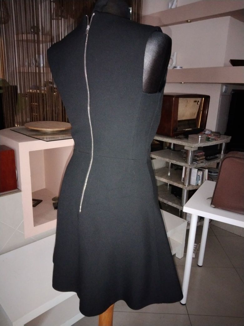 Elegancka mała czarna sukienka