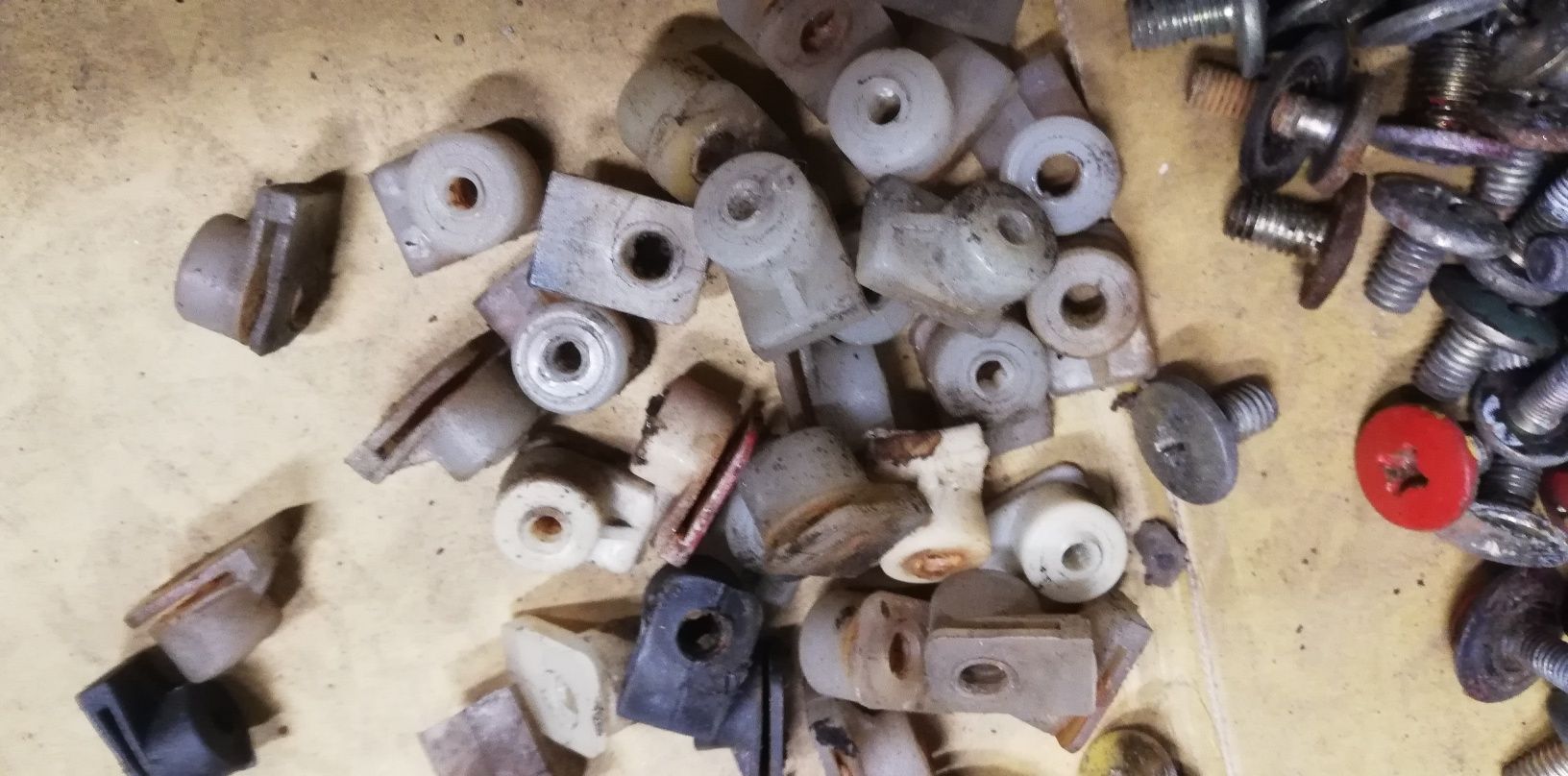 Fiat 126p tulejka mocowania boczka drzwi oryginalna