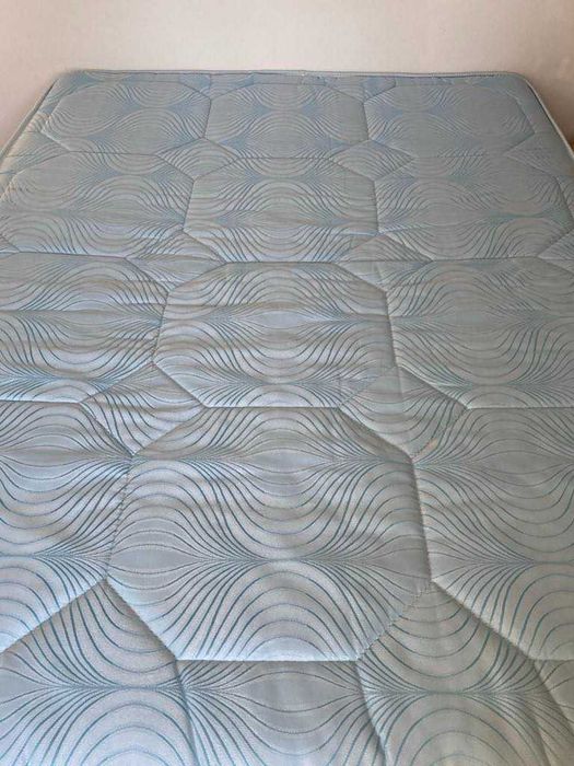Base de cama com colchão 140/190 limpo e funcional