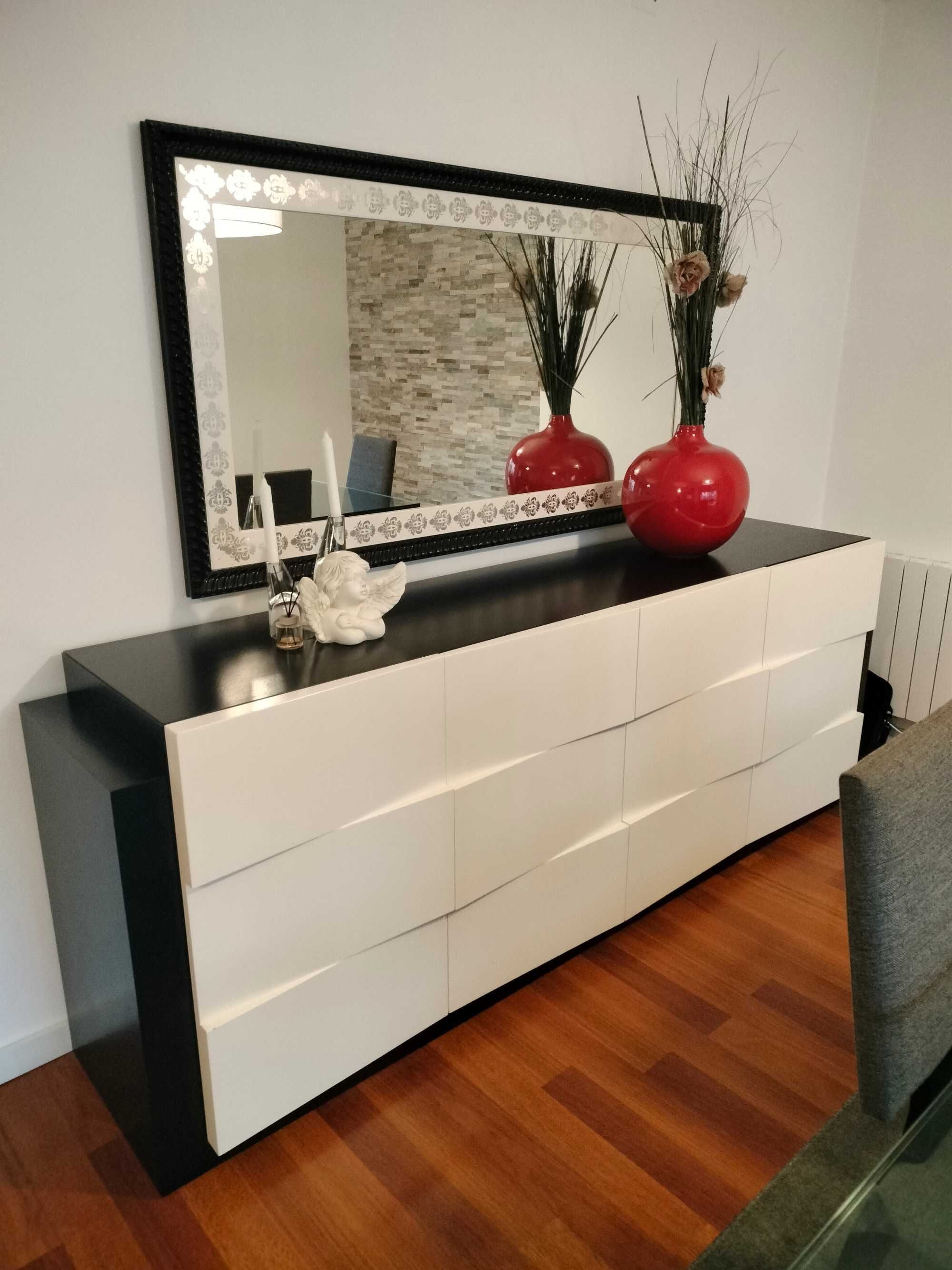 Mesa de sala Jantar e aparador