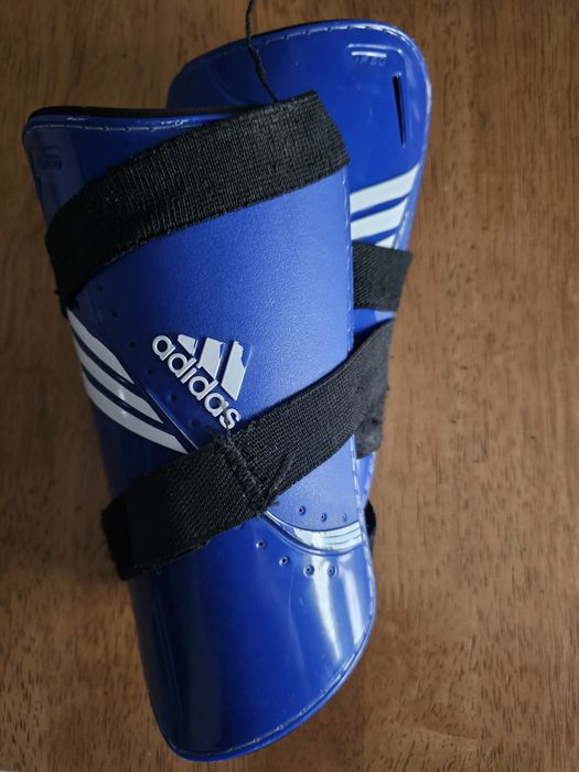 Caneleiras Adidas F50 tamanho M