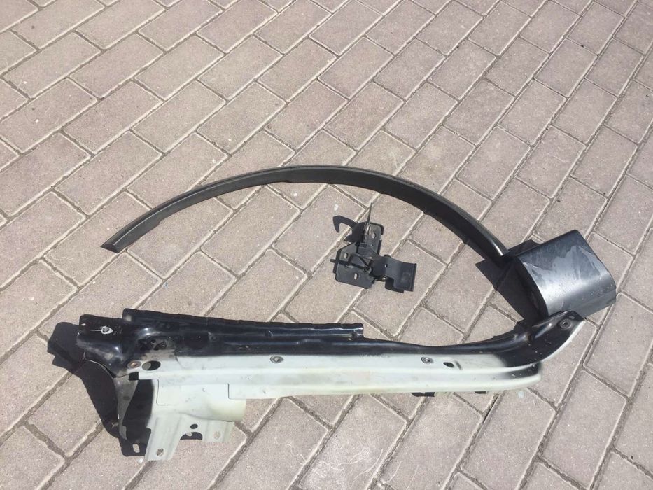 Audi q7 тримач переднього лівого крила