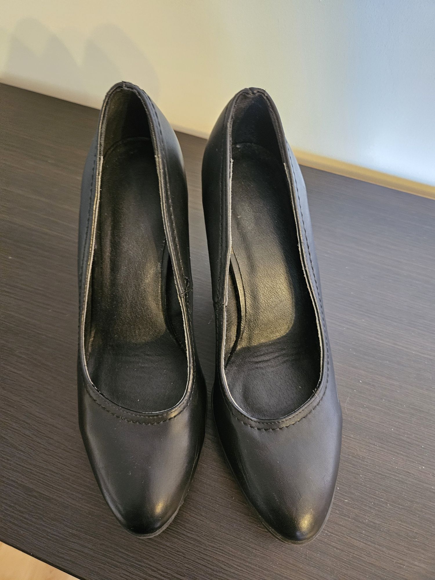 Buty na wysokim obcasie na grubej gumowej podeszwie