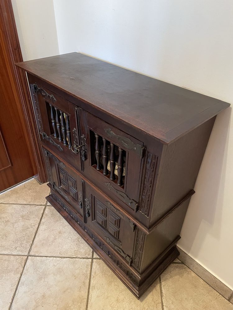 Móvel antigo com 4 portas