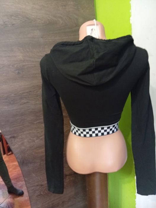 Krótka bluza z kapturem