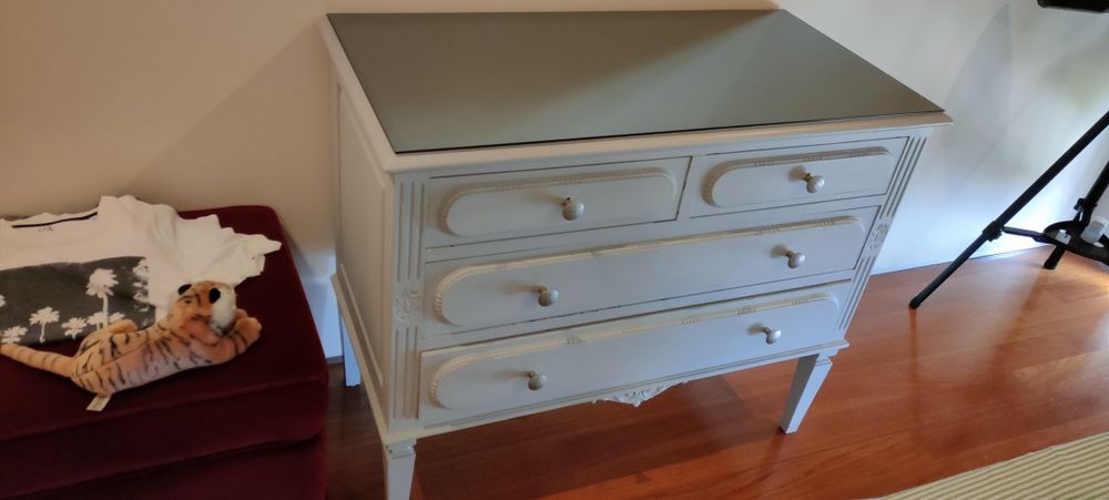 Comoda em madeira e mesinhas em madeira de cabeceira com espelho