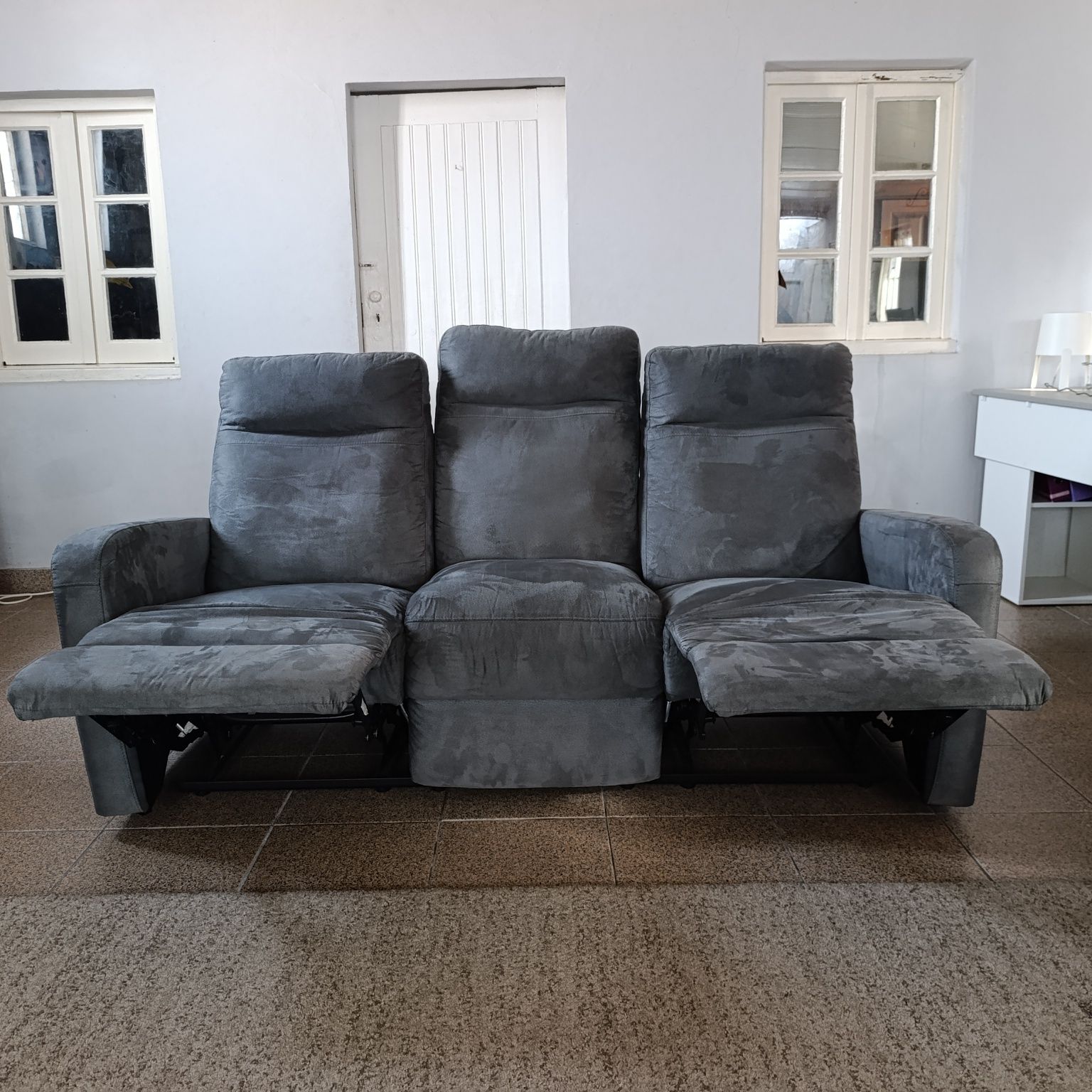 Sofá 3 Lugares Reclinável Streightex – Conforto Máximo!