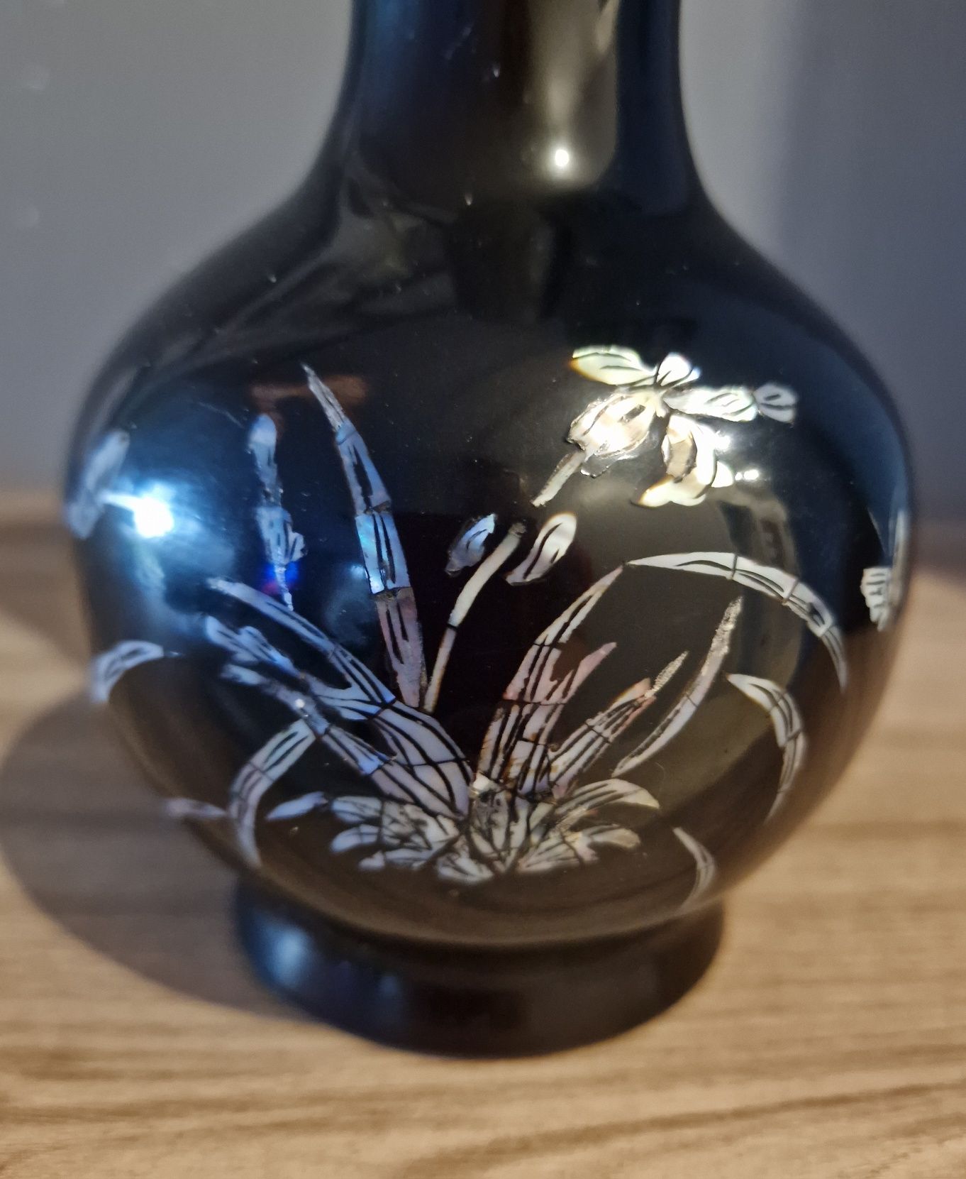 Czarny wazon z laki i masy perłowej 24 cm piekny orientalny wzór laka