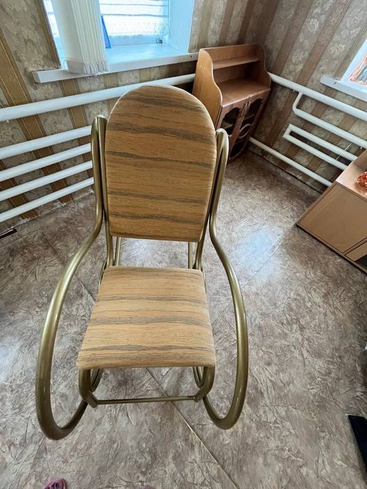 Продам зручне крісло-качалку