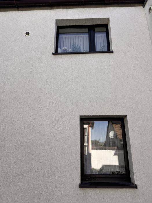 Mycie elewacji ścian kostki dachów