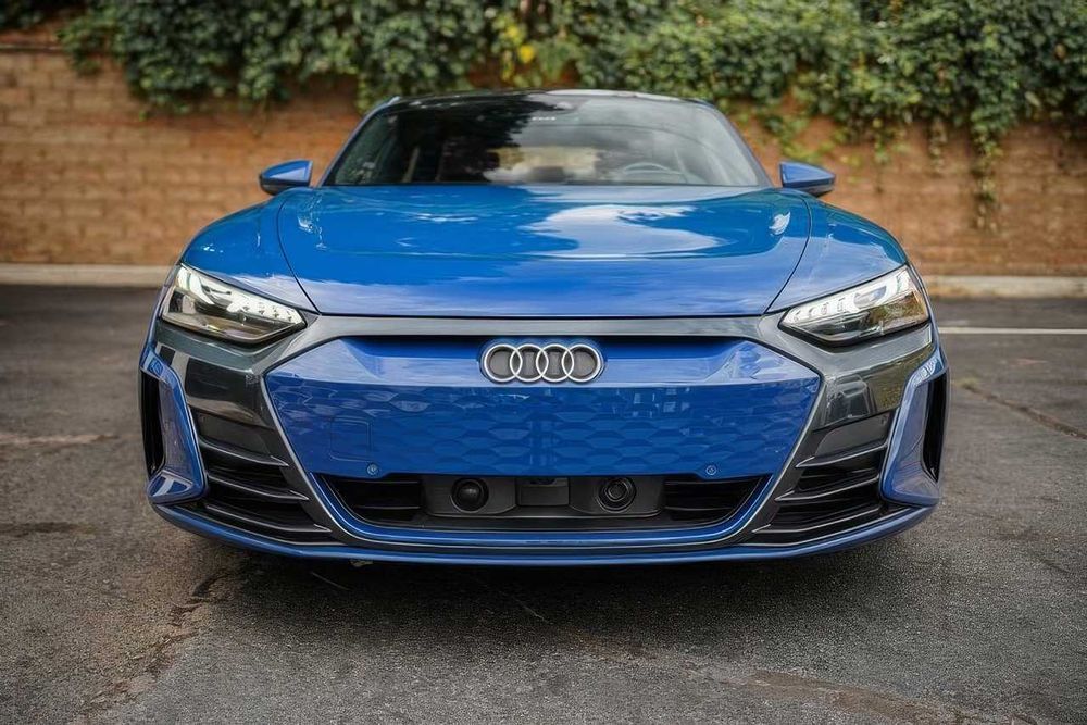 Audi e-tron GT      2023