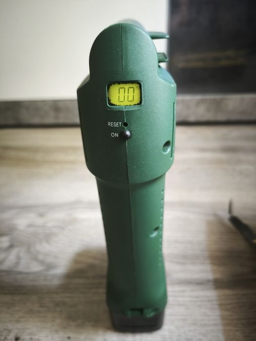 Akumulatorowy kompresor Bosch PAG 9.6V