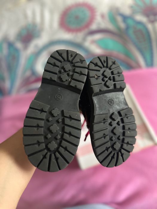 Vendo botas pretas criança