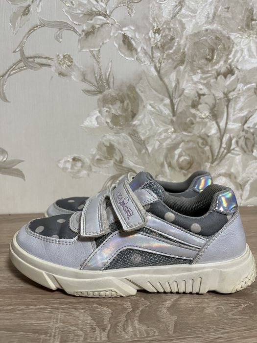 Продам кроссовки на девочку