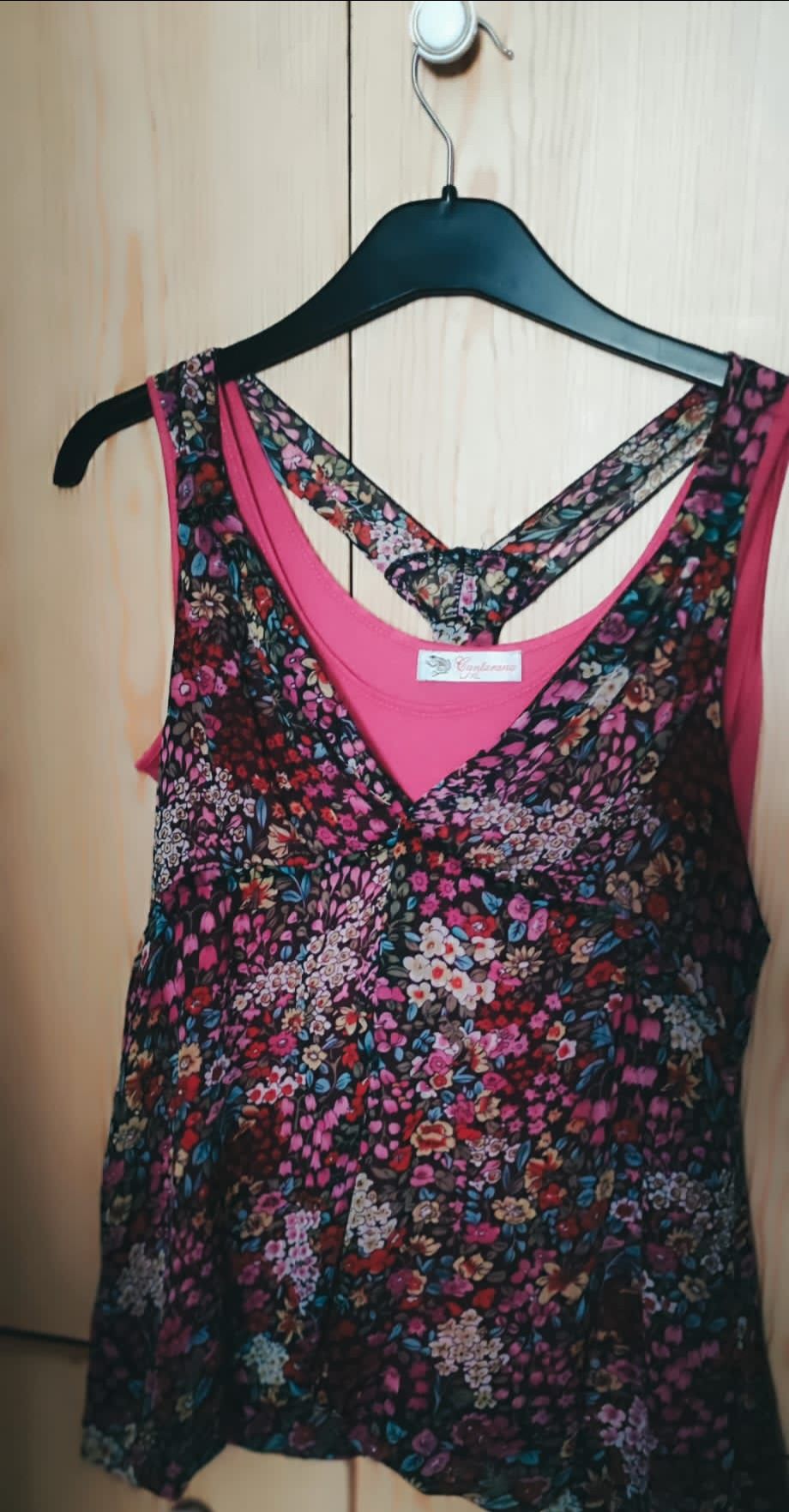 Blusa dupla com alças.