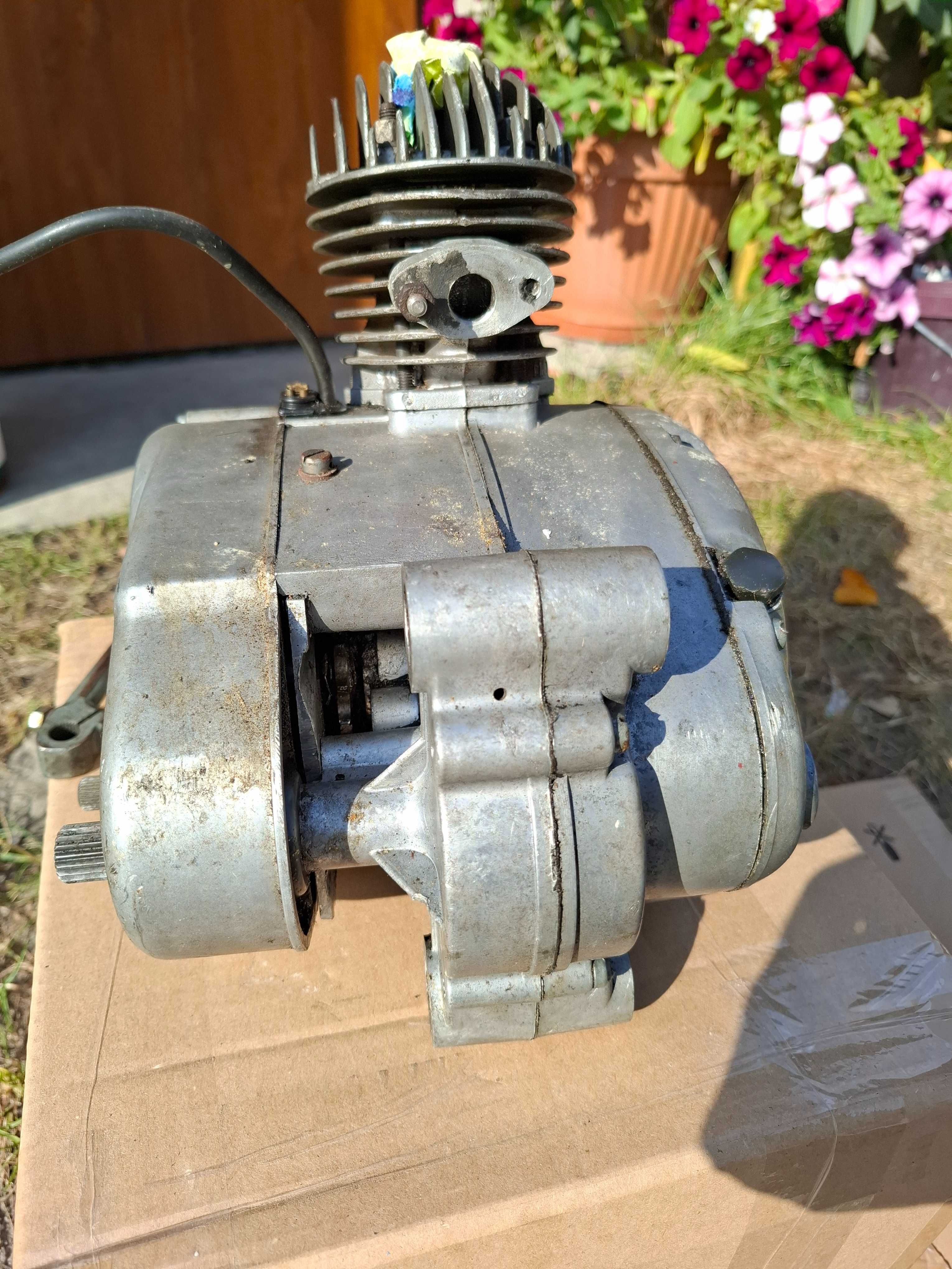 Silnik komar S 38   025 biegi w nodze używany.