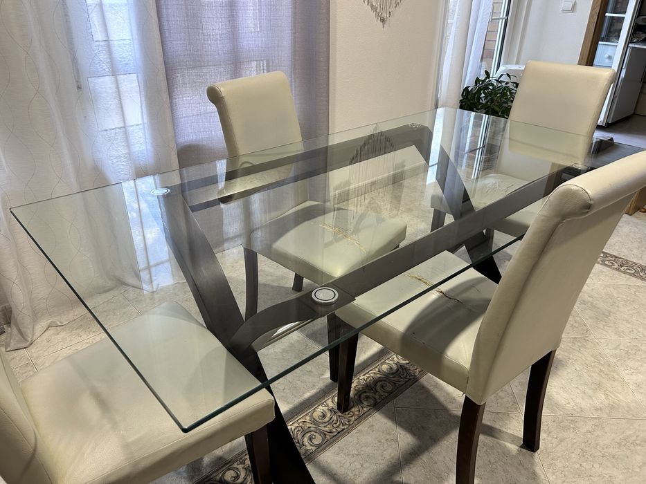 Mesa de sala com 4 cadeiras