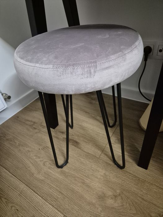 Taboret na metalowych nóżkach