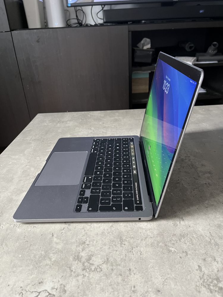 Apple Macbook pro 2022 m2 8GB/256Gb- touchbar perfekcyjny stan