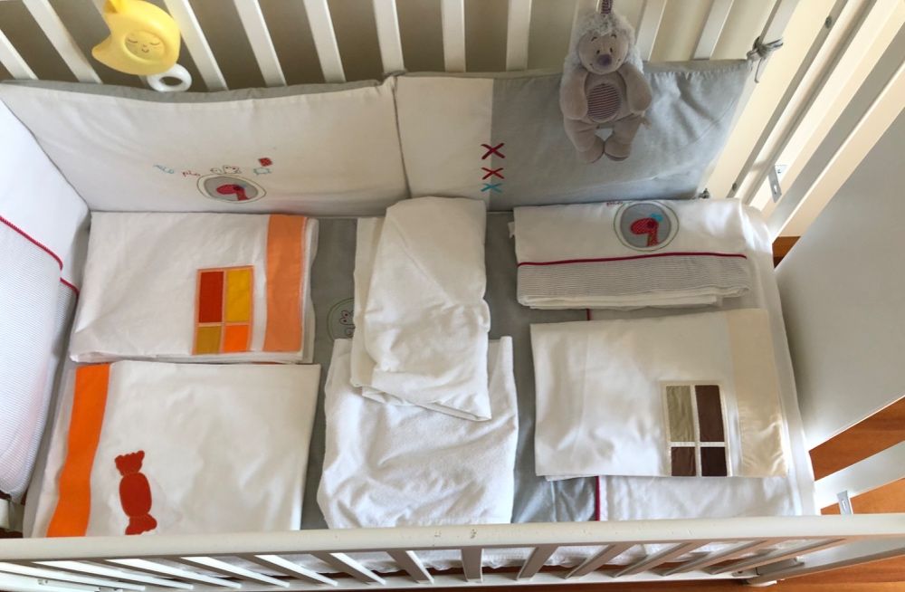 Cama de bebe com roupa de cama