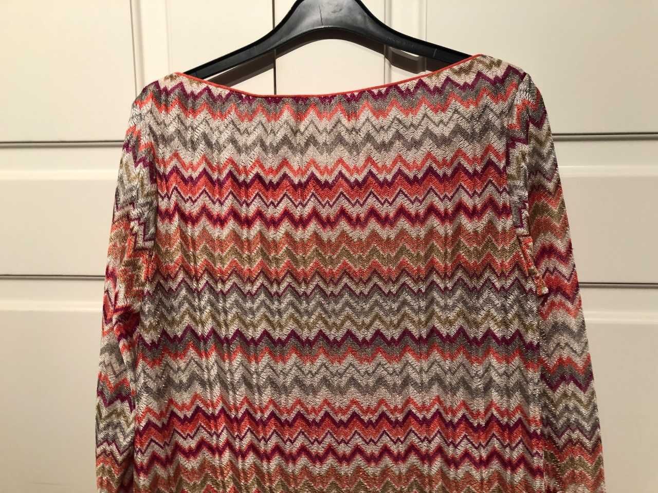 blusa estampada padrão tipo Missoni em tons de rosa, laranja