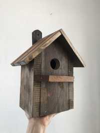 Drewniany domek lęgowy dla ptaków