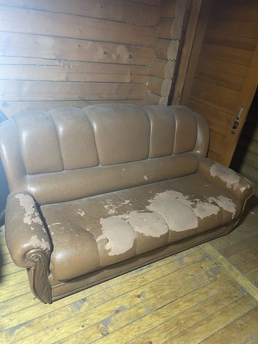 Віддамо безкоштовно 2 дивани, 1 мягке крісло, 4 матраси в одні руки