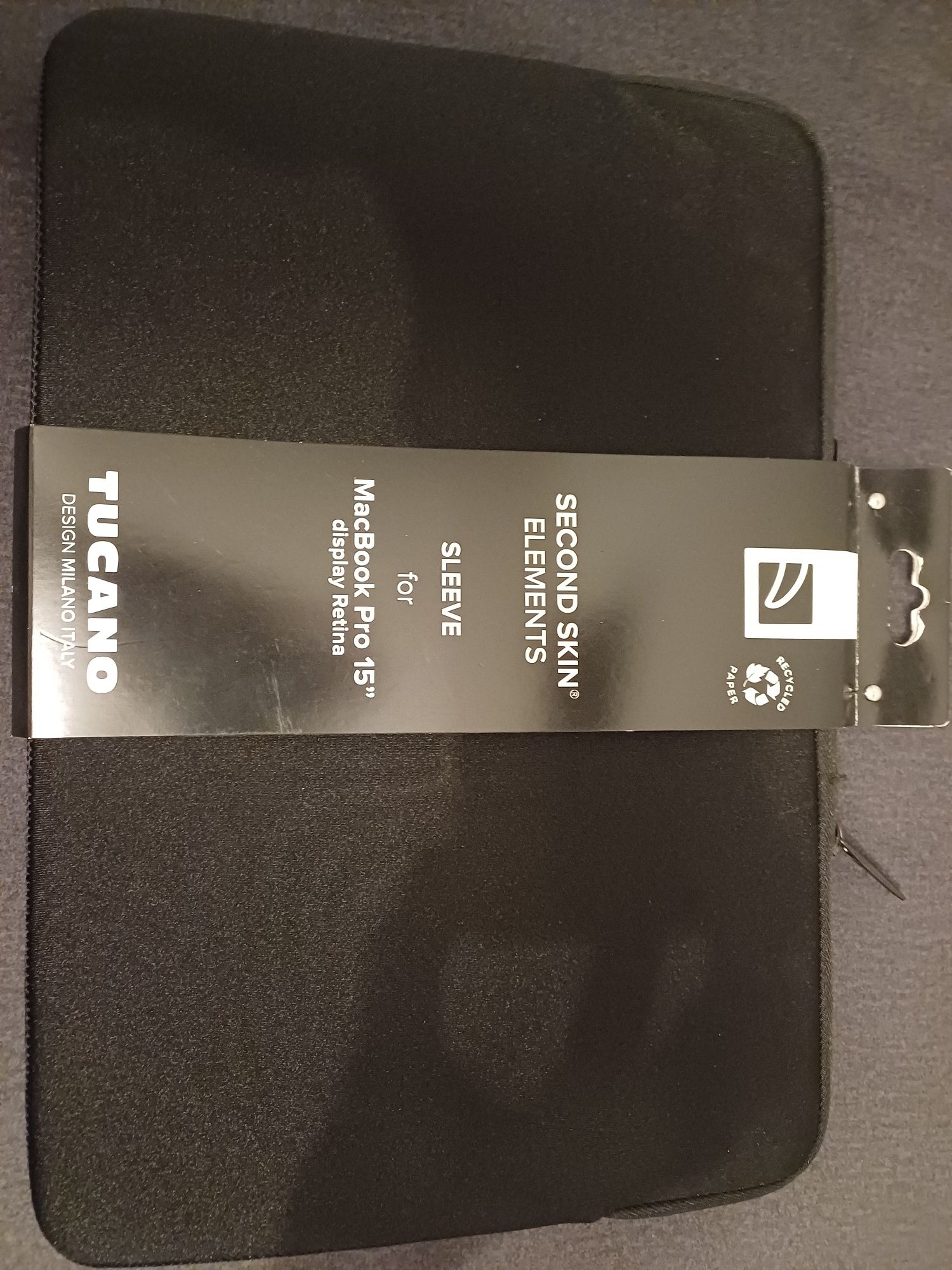 Czarne etui na laptopa