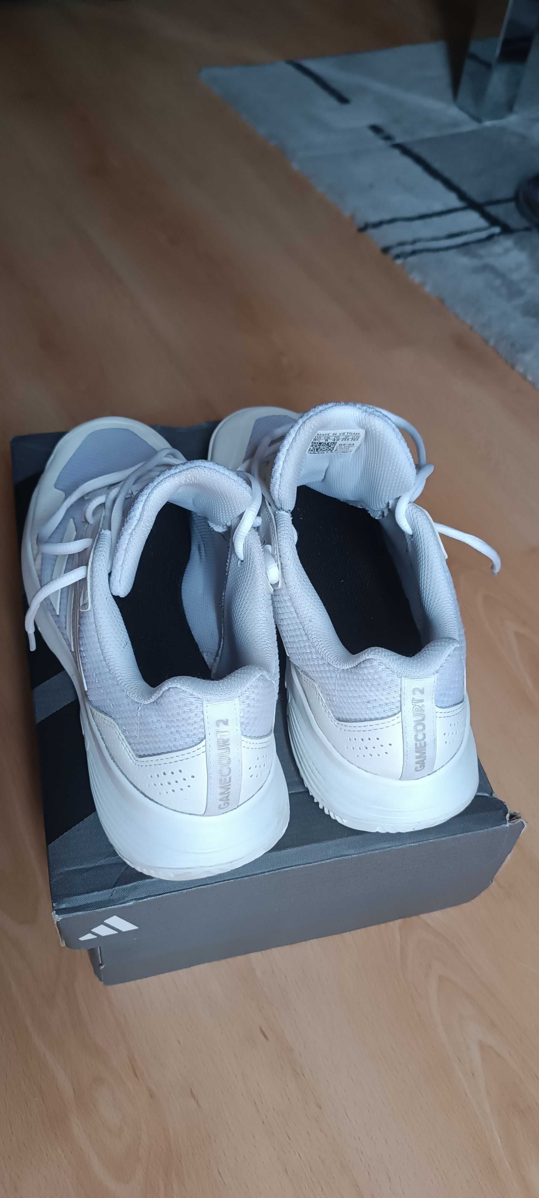 Tenis adidas em caixa