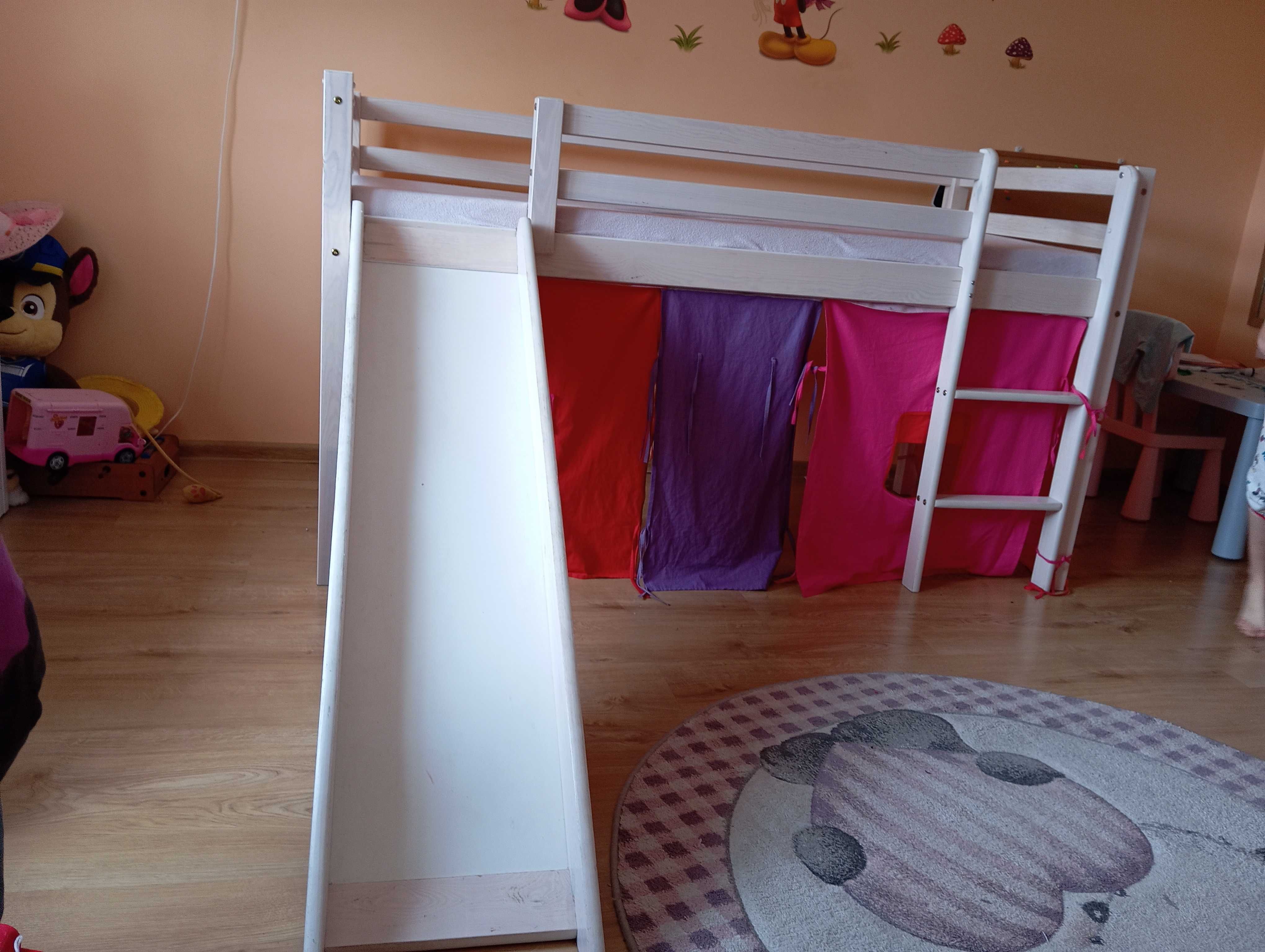 Łóżko dziecięce ze zjeżdżalnią